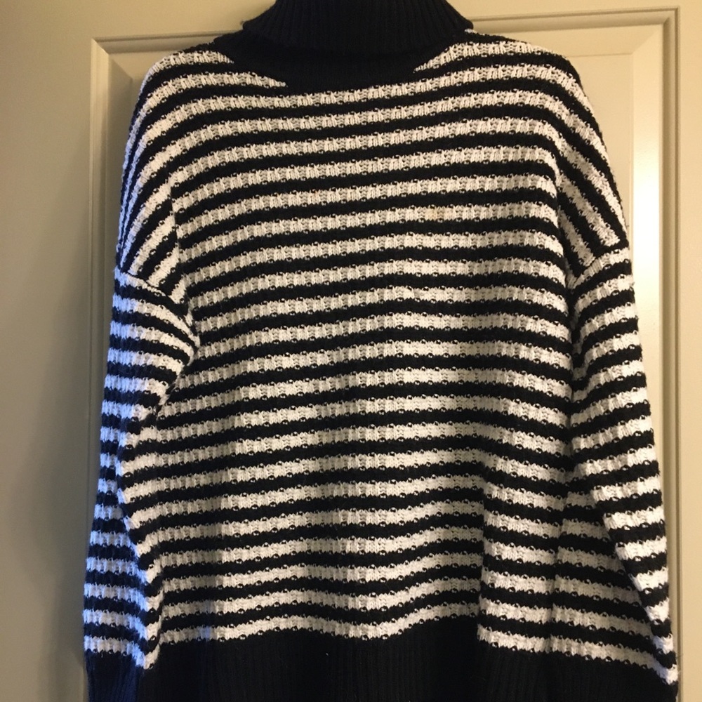 Black and white wide turtleneck